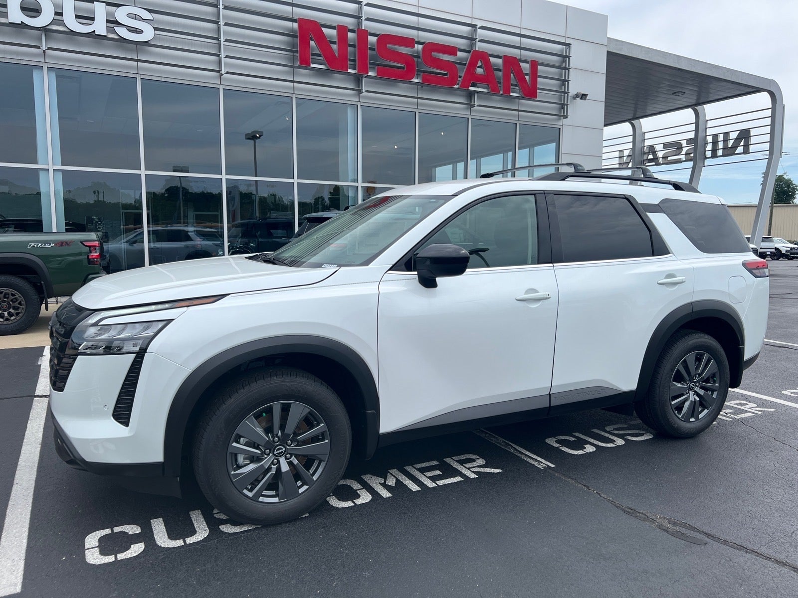 2026 Nissan Pathfinder SV