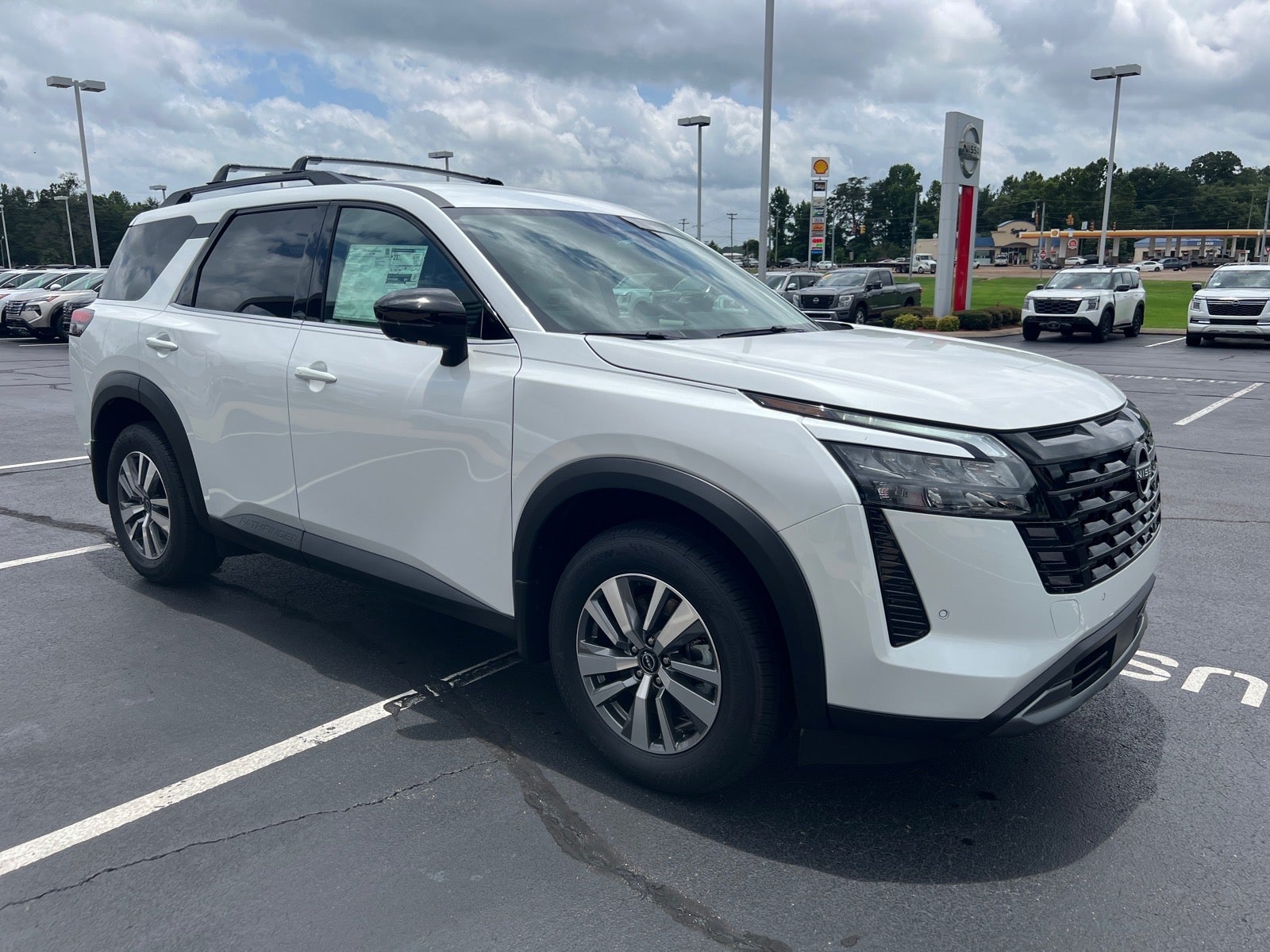 2026 Nissan Pathfinder SL
