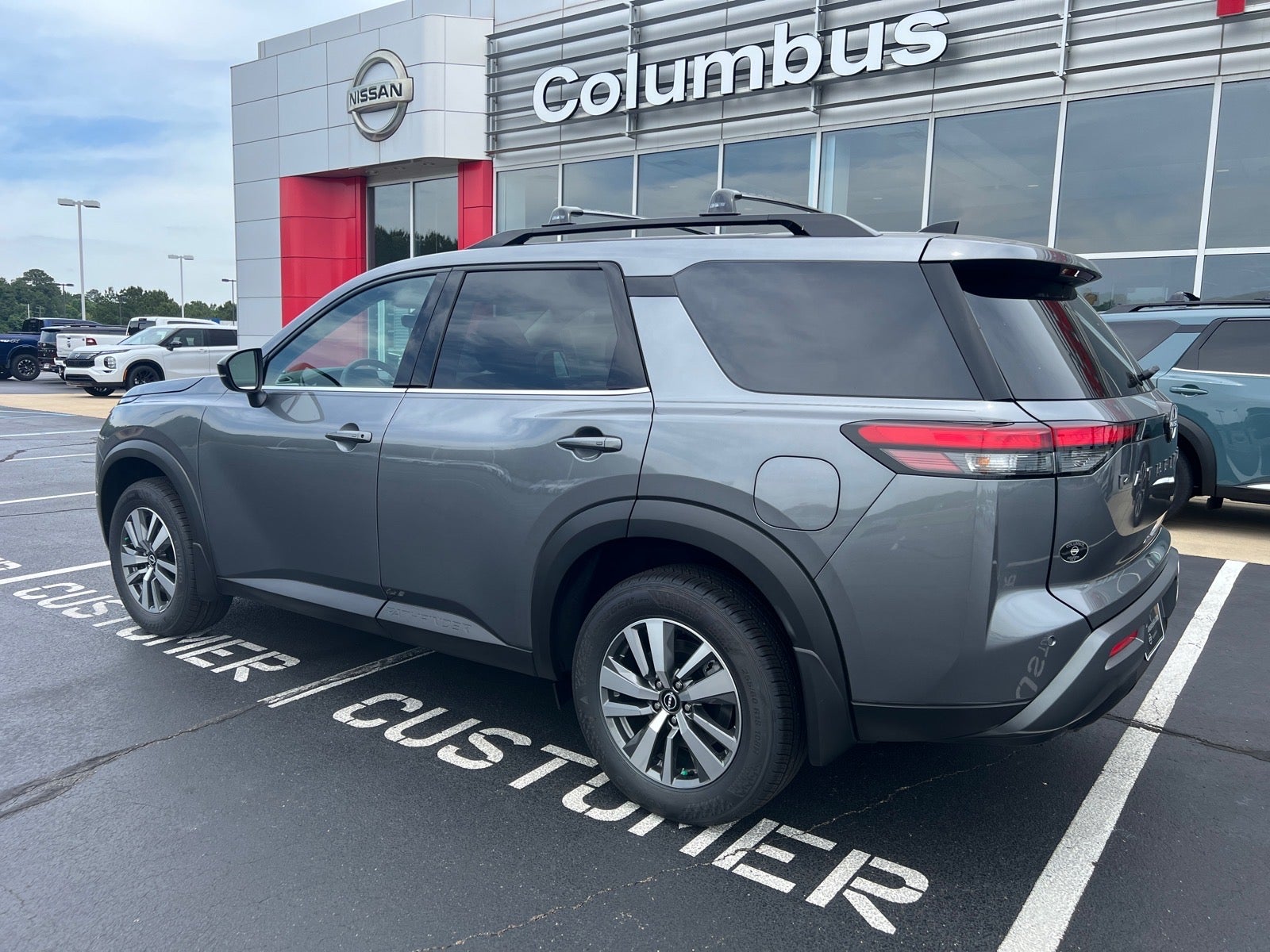 2026 Nissan Pathfinder SL