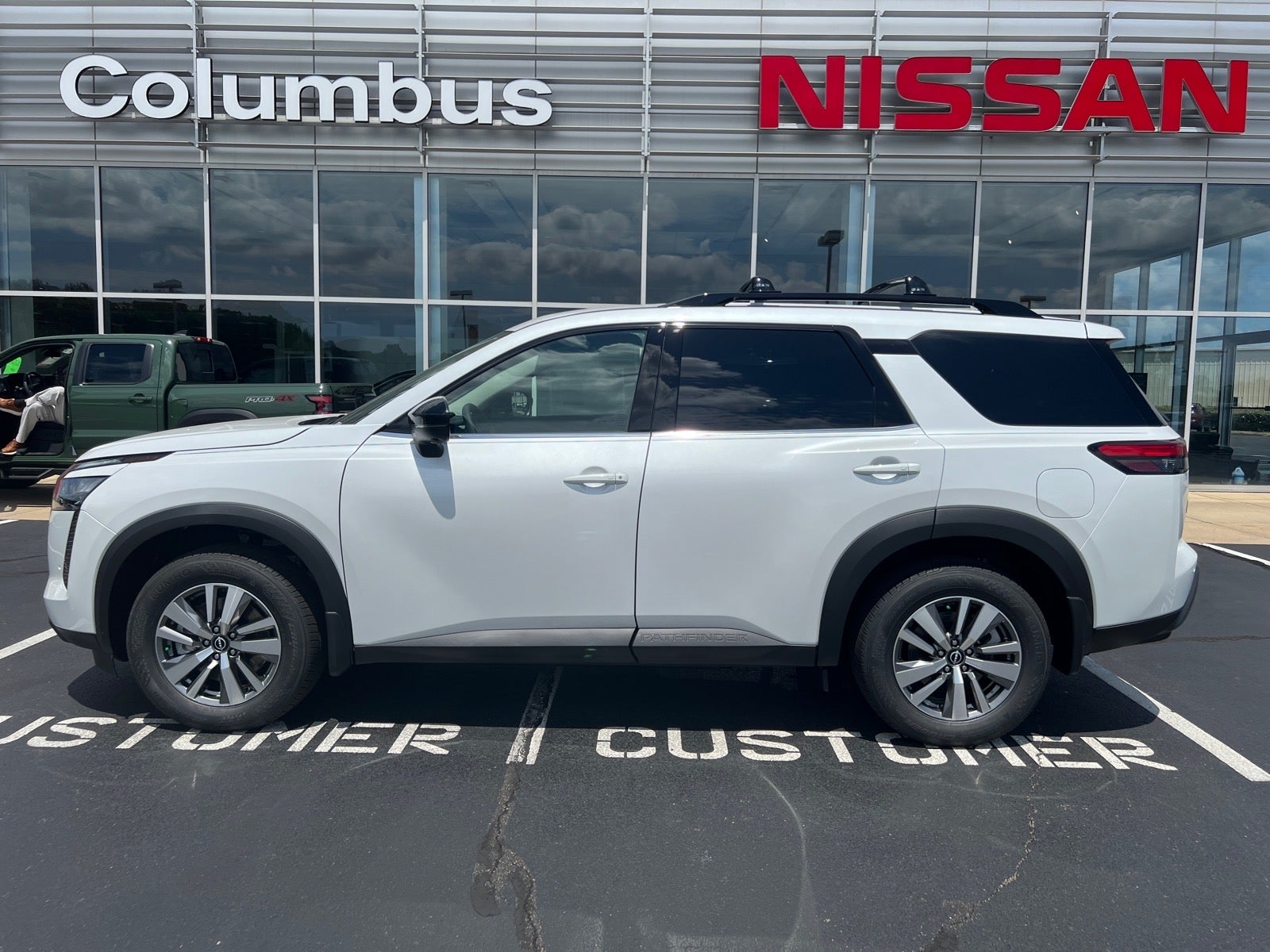 2026 Nissan Pathfinder SL