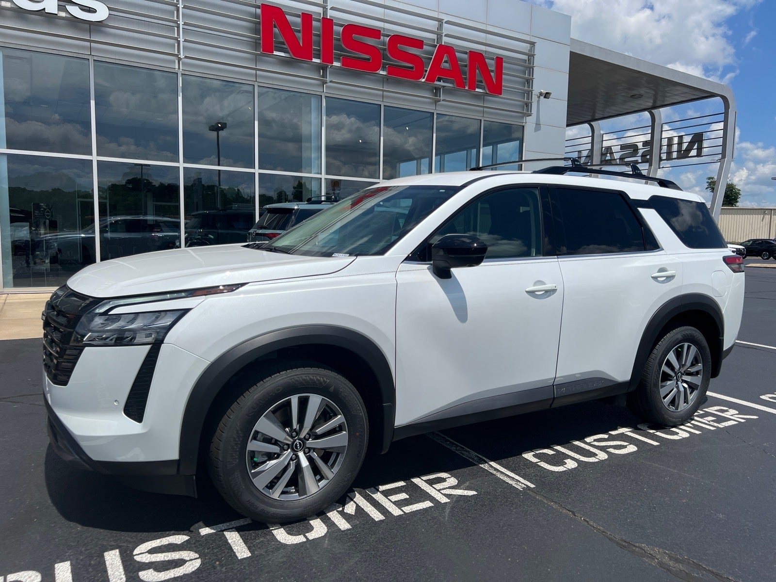 2026 Nissan Pathfinder SL