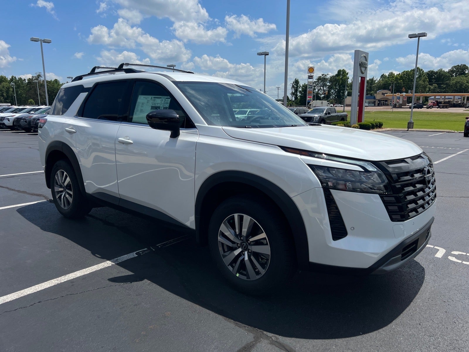 2026 Nissan Pathfinder SL