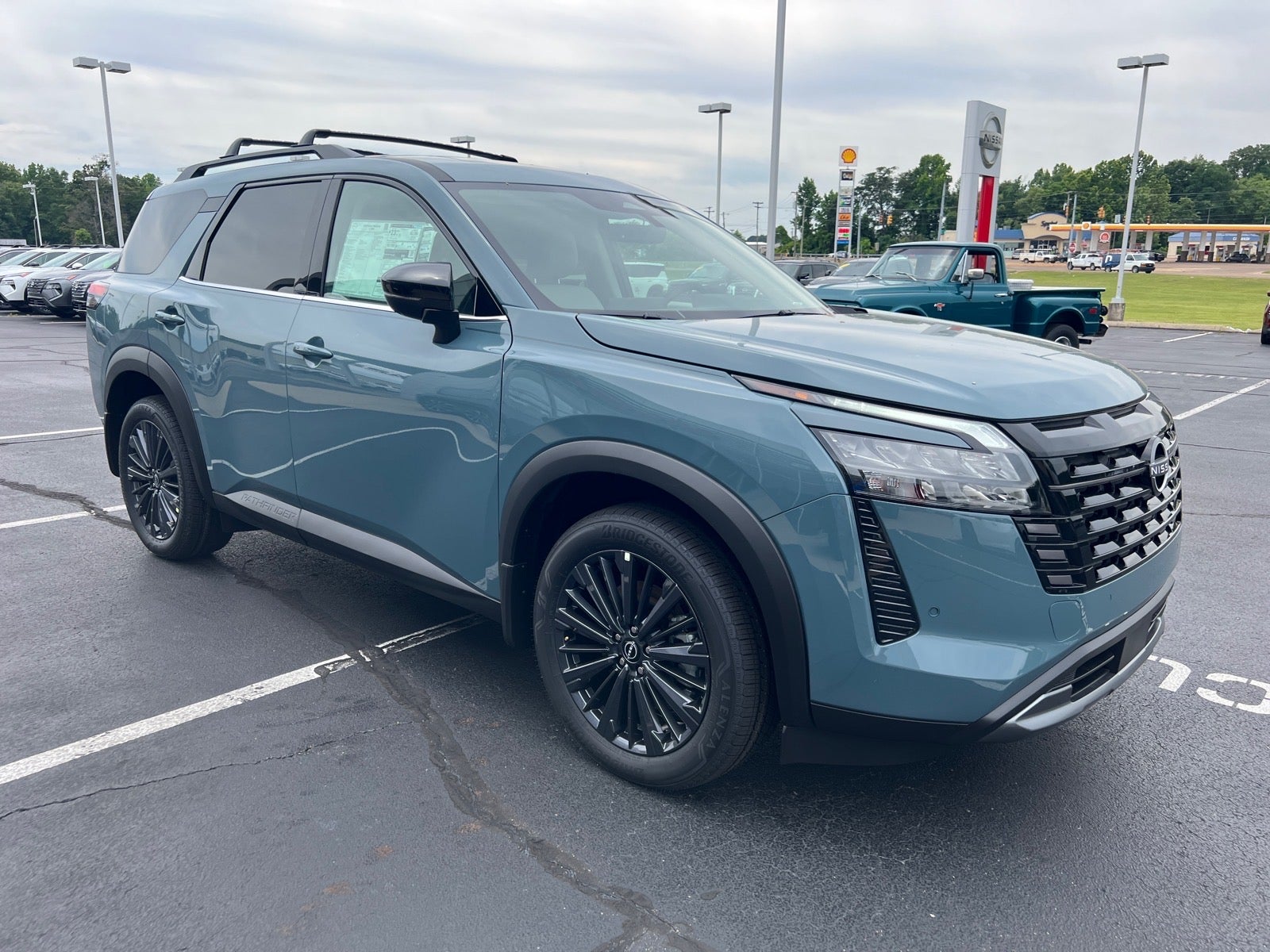 2026 Nissan Pathfinder SL