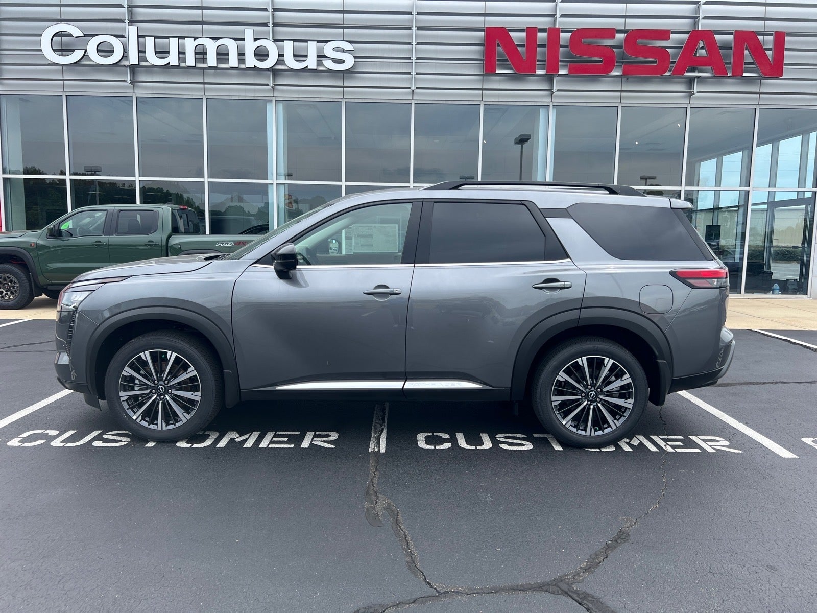2026 Nissan Pathfinder Platinum 2WD's photo