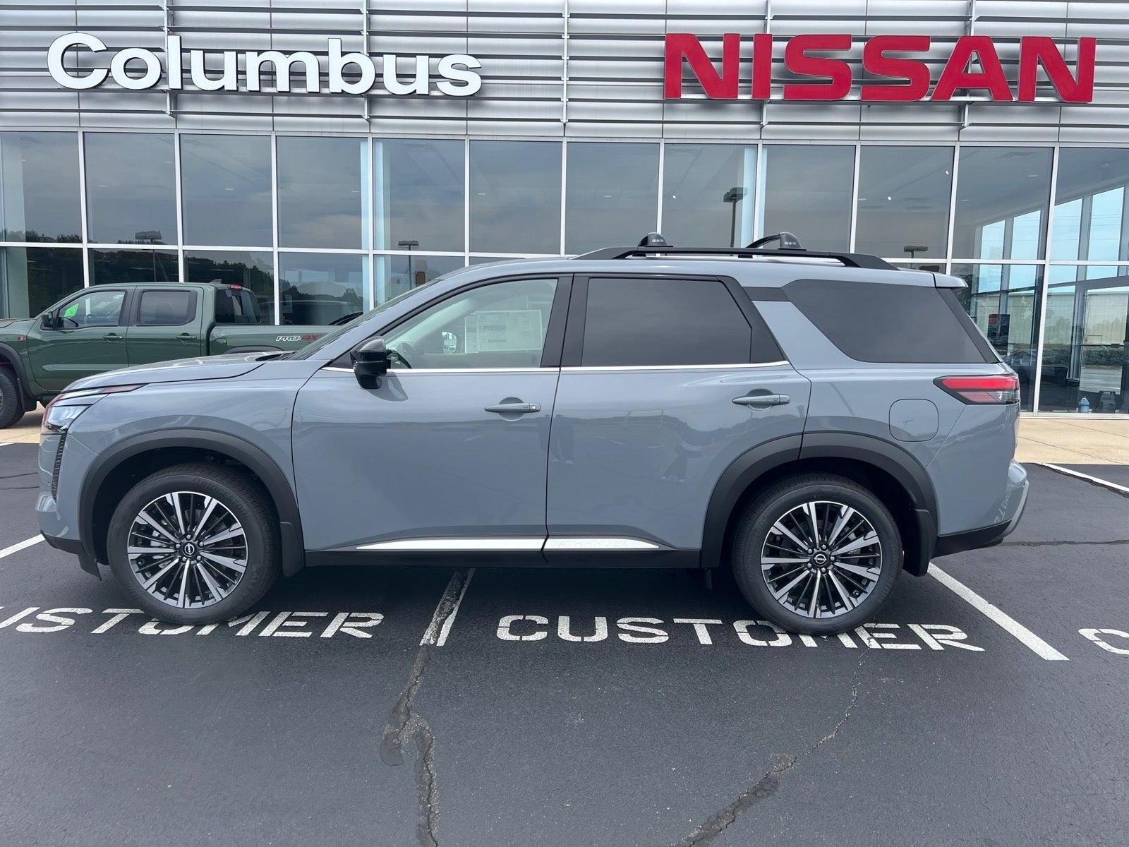 2026 Nissan Pathfinder Platinum 2WD's photo