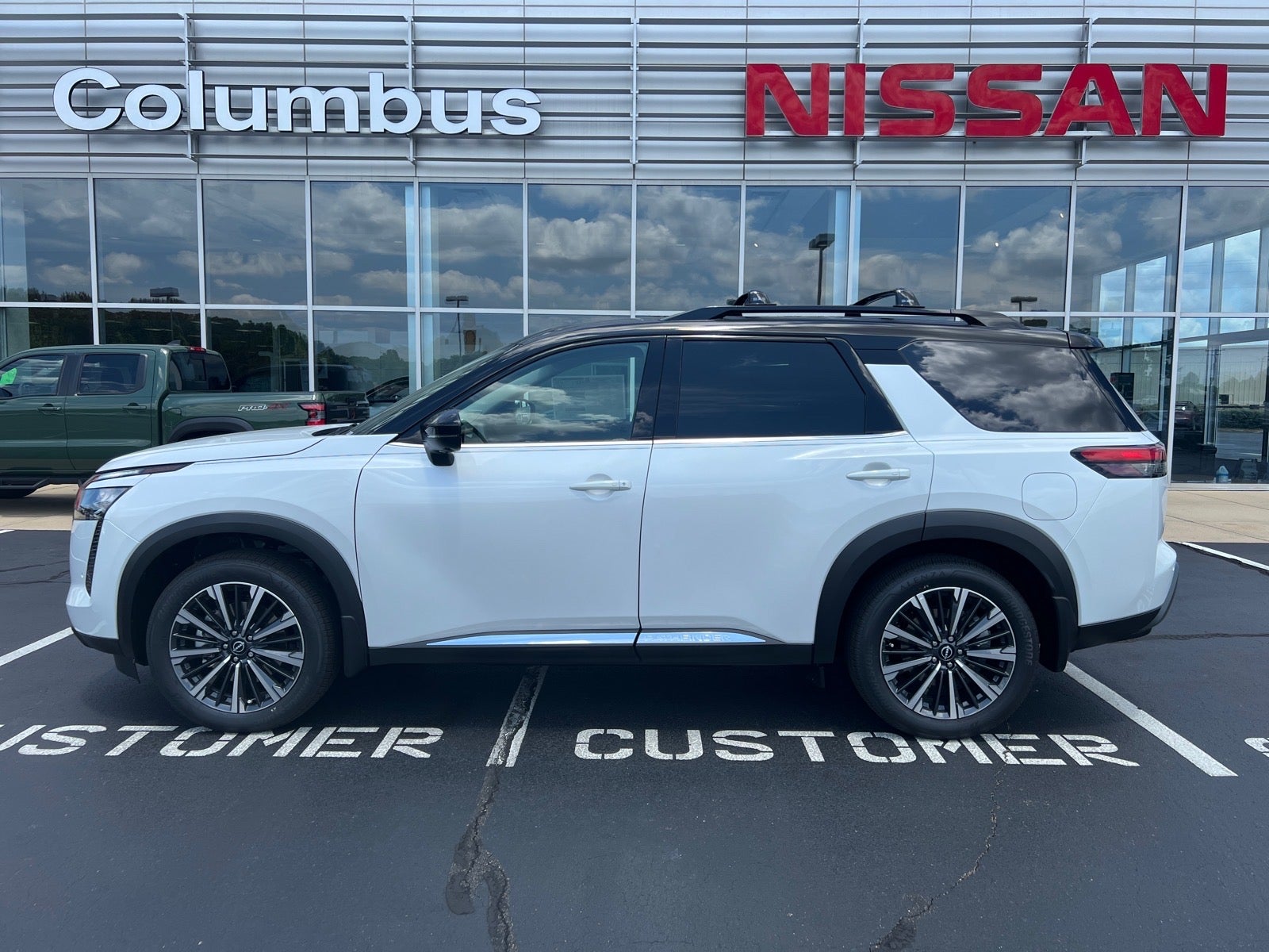 2026 Nissan Pathfinder Platinum 2WD's photo
